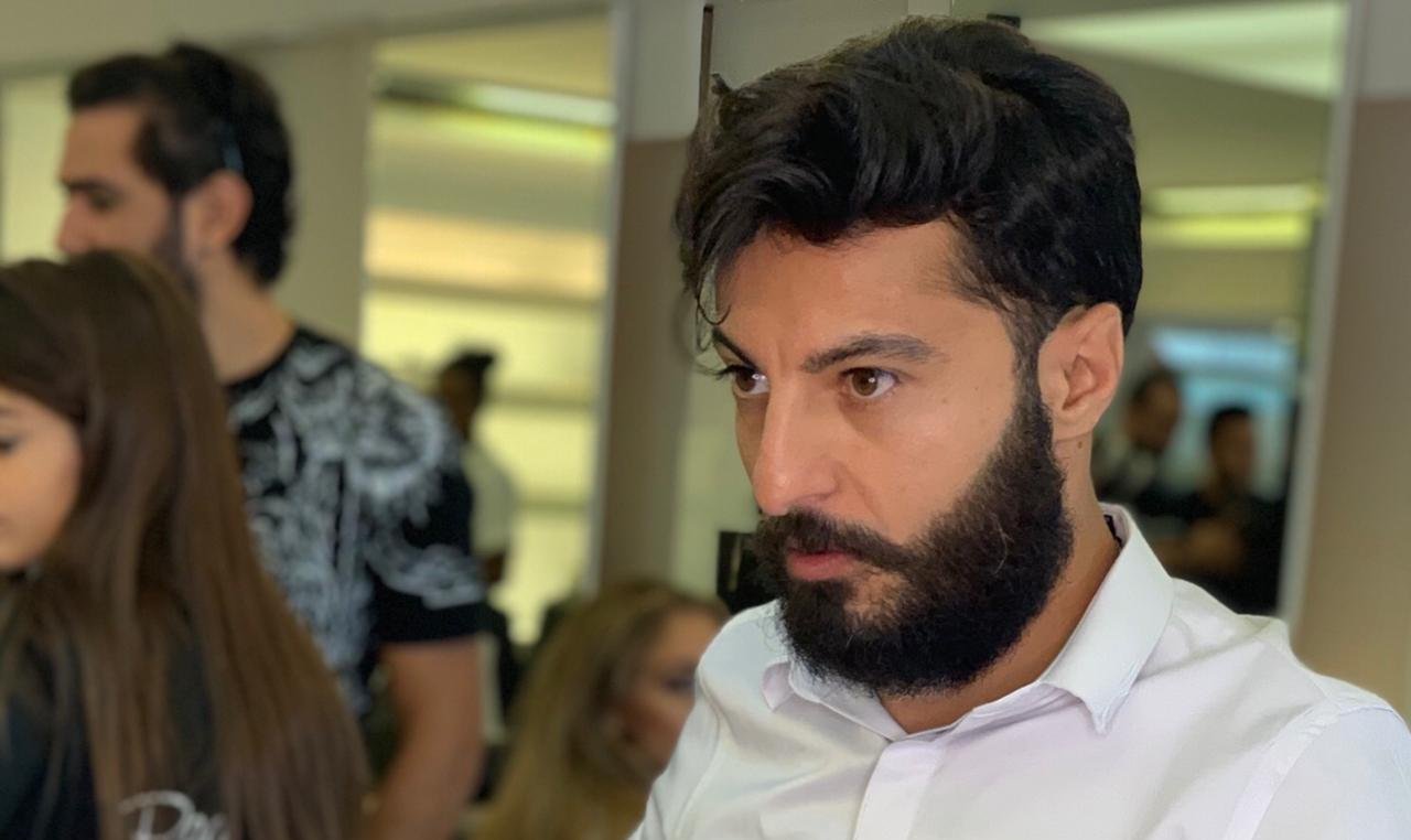 صورة مميزة: المزين حسين صفوان يعشق مهنته حدّ الشغف