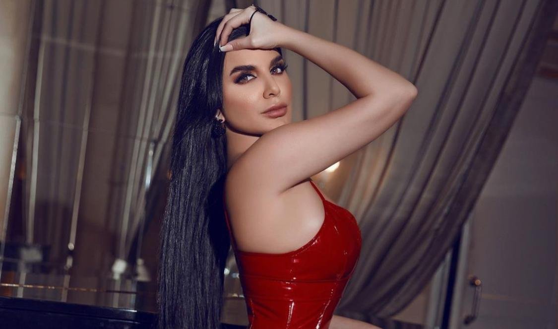 صورة مميزة: Model Mira Loves Distinction and Differences in all Domains of Life