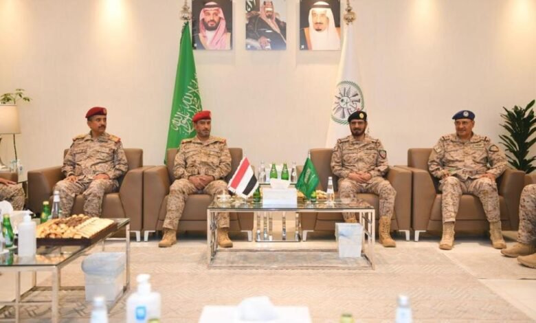 قائد التحالف يبحث مع رئيس الأركان اليمني سير العمليات