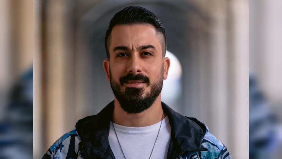 أحمد العقاد كونو جاهزين لتسمعو اغنيتي لجديدة مني آسف.