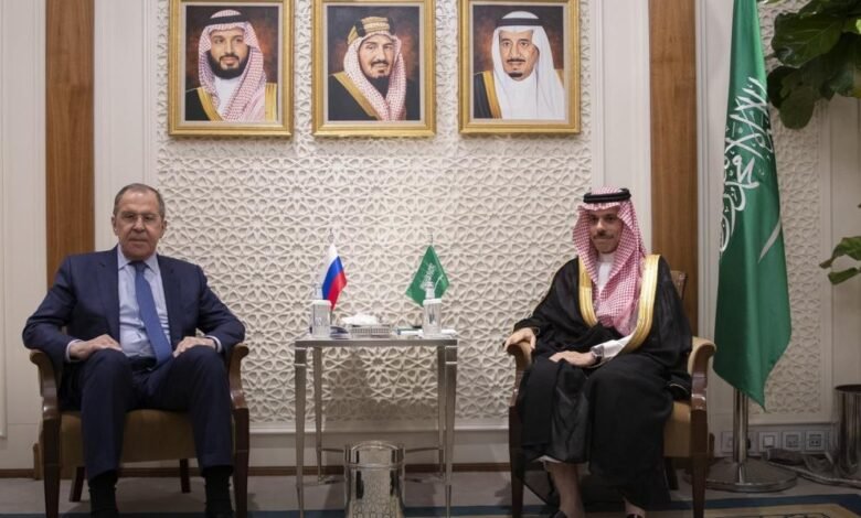 وزير الخارجية السعودي نبذل جهوداً لحل الأزمة بأوكرانيا