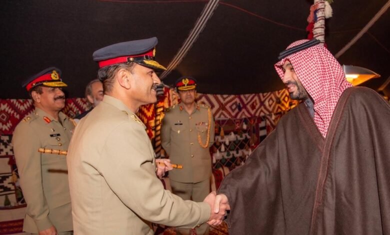 مباحثات بين بن سلمان وقائد الجيش الباكستاني الجديد