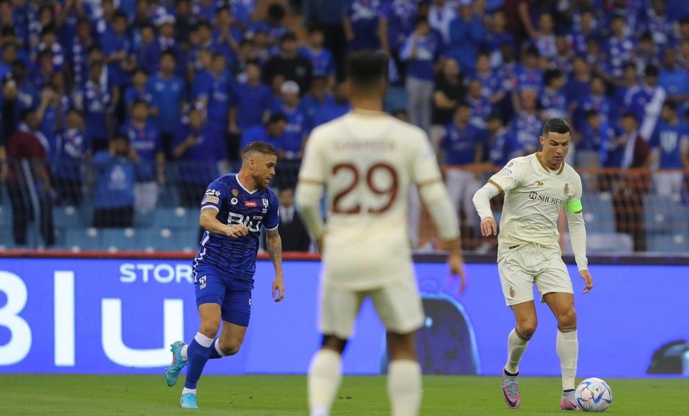 الدوري السعودي.. الهلال يحسم قمة النصر بثنائية لإيجالو
