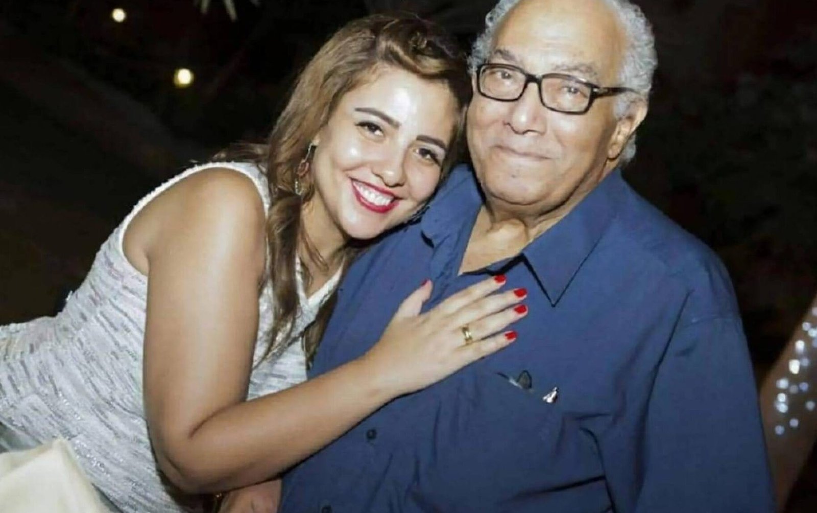 صورة مميزة: نجوم الفن في عزاء والد الفنانة مي كساب