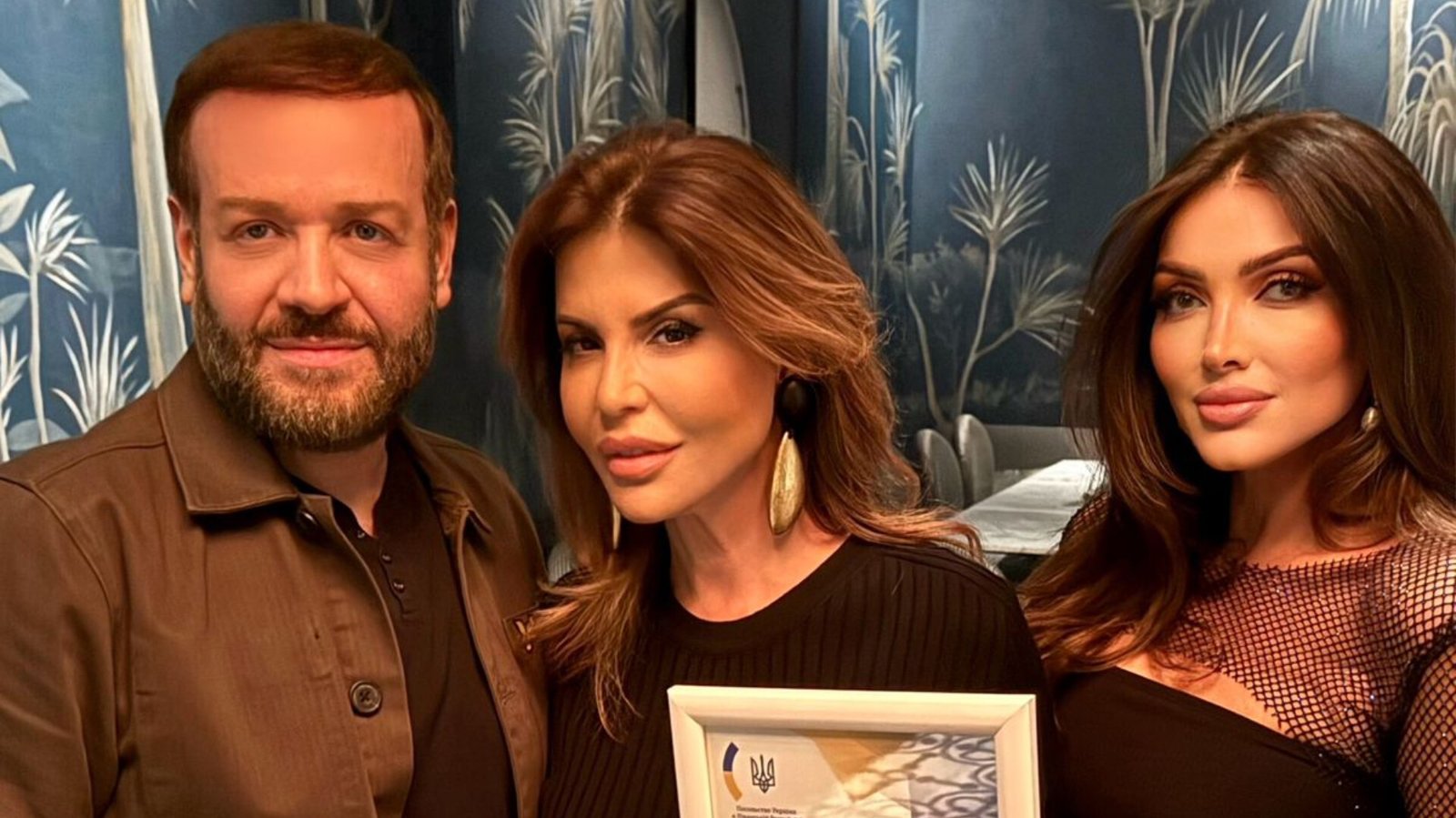 صورة مميزة: القنصل العام الاوكراني تامر التونسي يكرم السيدة ميراي حايك صاحبة سلسلة مطاعم أم شريف.