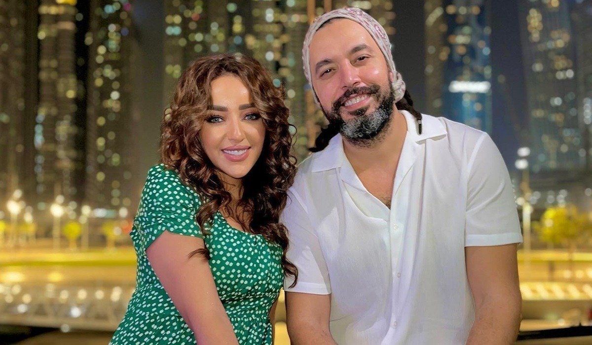 صورة مميزة: عبد الفتاح الجريني بإطلالة جديدة رفقة زوجته جميلة البدوي