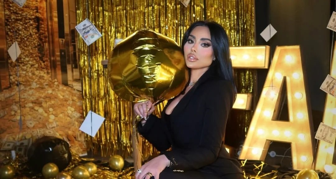 الفنانة فابيانا سكاف تحتفل بعيد ميلادها بإطلالة ذهبية تخطف الأنظار - صورة مميزة صورة مميزة: الفنانة فابيانا سكاف تحتفل بعيد ميلادها بإطلالة ذهبية تخطف الأنظار