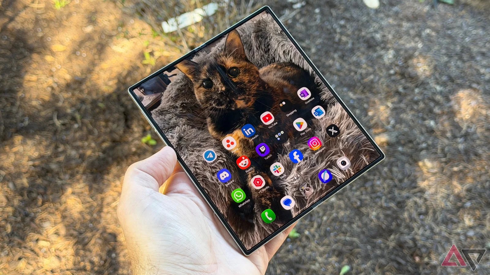 تعالج شركة Samsung أخيرًا واحدة من أكبر الشكاوى المتعلقة بالشاشات القابلة للطي - صورة مميزة صورة مميزة: تعالج شركة Samsung أخيرًا واحدة من أكبر الشكاوى المتعلقة بالشاشات القابلة للطي