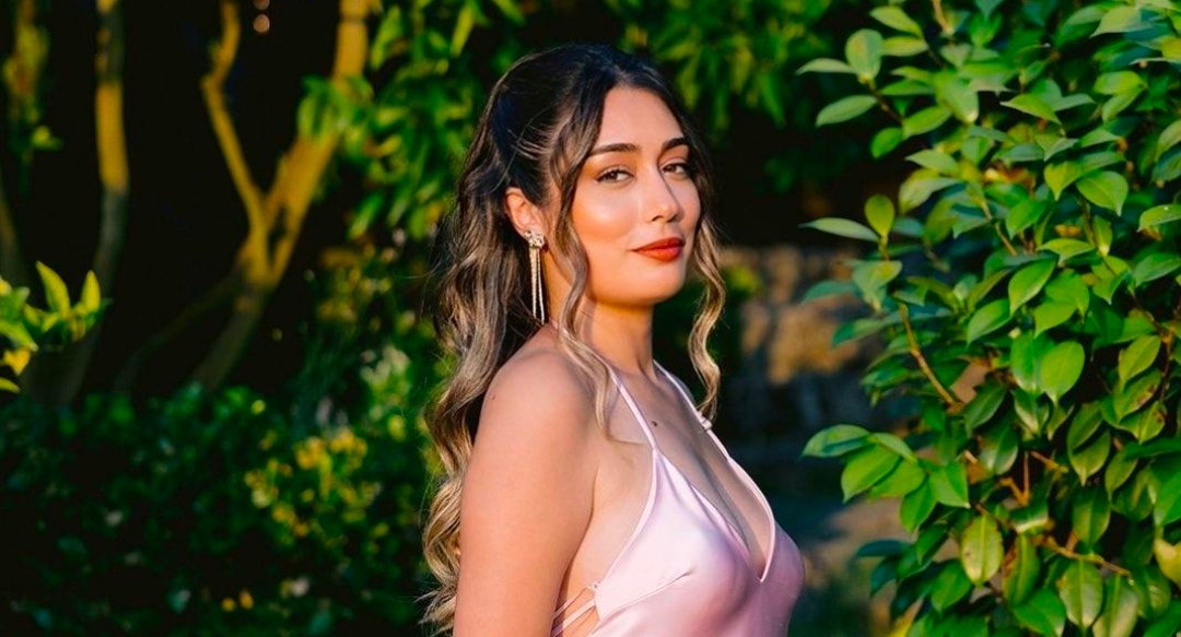 صورة مميزة: روميساء بن عياش تفجّر مفاجأة فنية وتدخل عالم التمثيل من الباب العريض باسمها الفني الجديد «رومي الجزائرية»