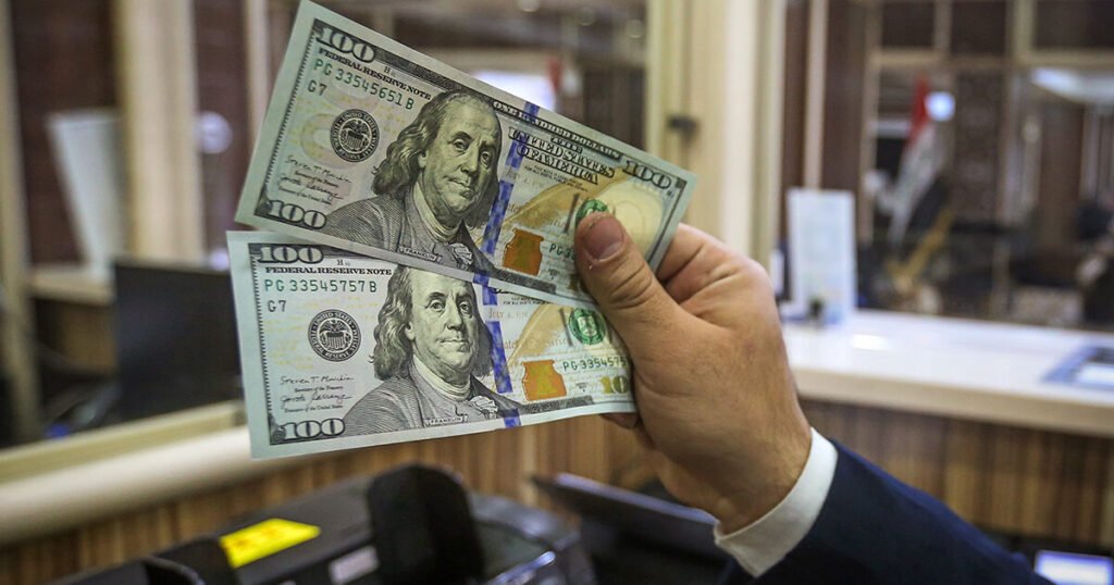 الدولار يرتفع والأسواق تترقب أول رفع للفائدة الأميركية منذ أكثر من عامين