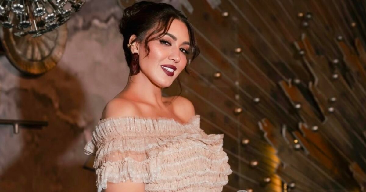 أسماء لمنور بإطلالة بيج وكشكش في صور نشرتها من الرياض - صورة مميزة أسماء لمنور بإطلالة بيج وكشكش في صور نشرتها من الرياض