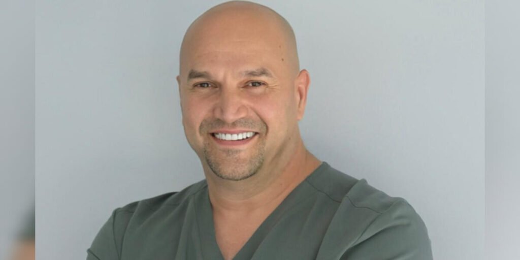 الدكتور آدم فيلالي يحصد جائزة أفضل طبيب أسنان في الولايات المتحدة الأمريكية لعام 2023