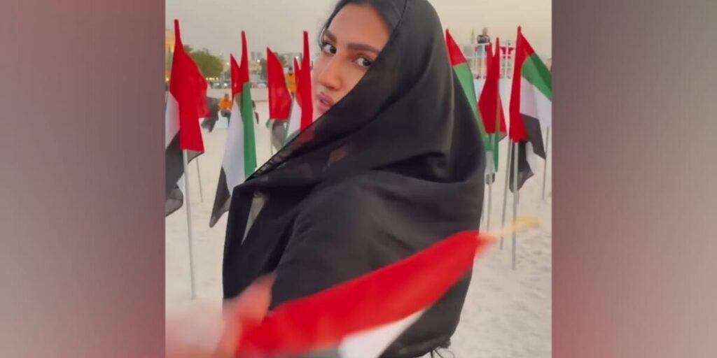 المؤثرة كارول عطية تخطف الأنظار بالعباءة الخليجية