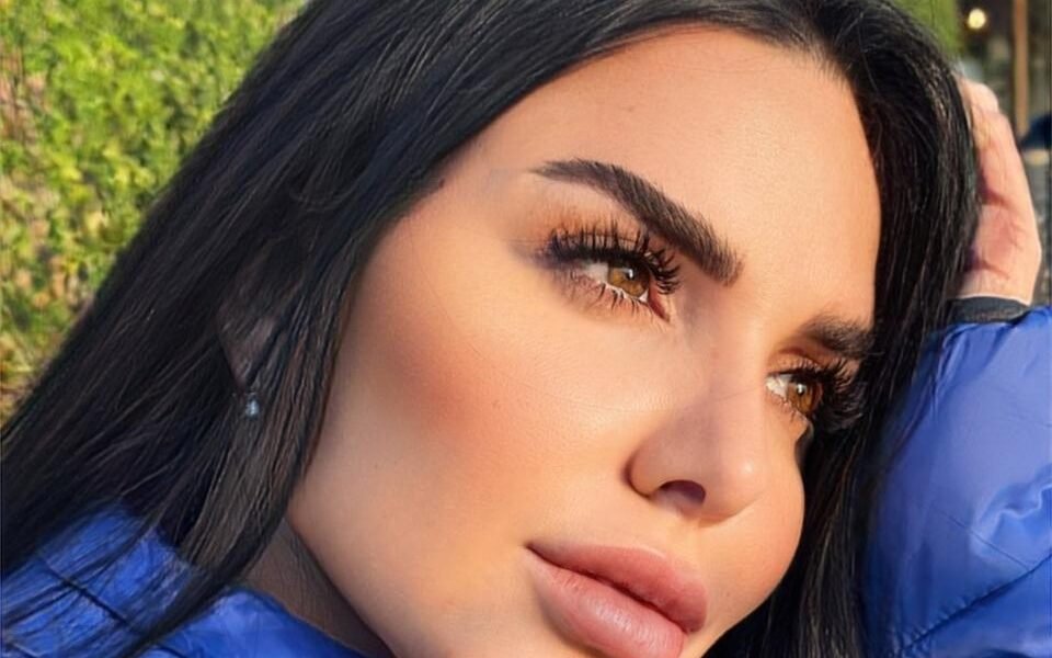 الموديل ميرا تكشف الحقيقة وراء جمال وروعة المشاهير على منصات التواصل الإجتماعي