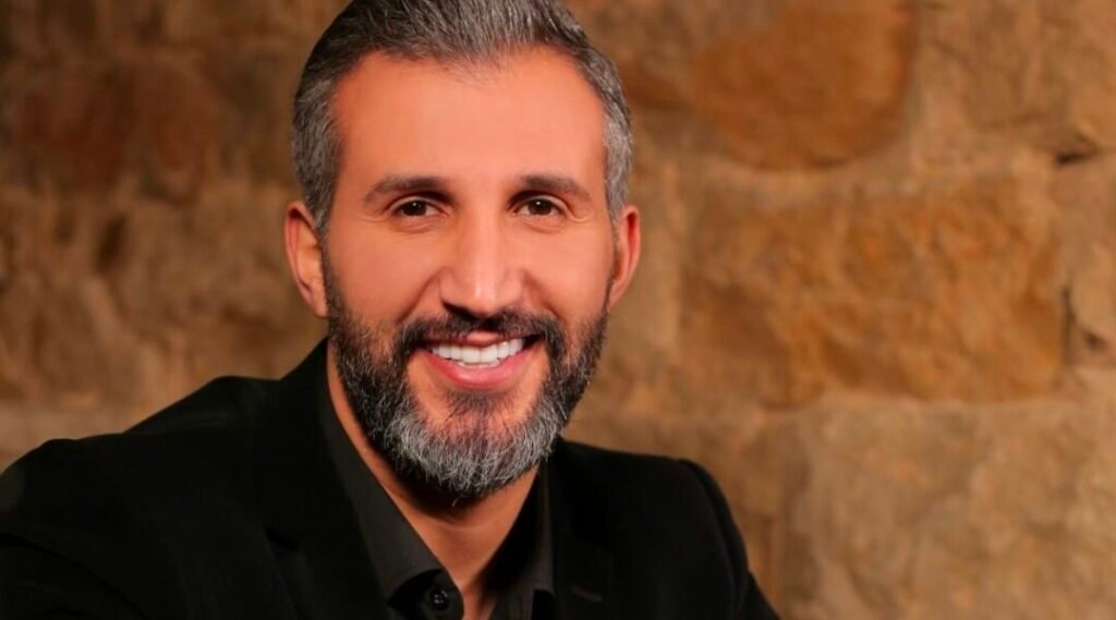 بعد نجاح أغنية ماجد المهندس وأغنية اليوم الوطني «يا إماراتي أيمن قميحة يغرد خارج المنافسة في «تعا خبيك» لرحمة رياض