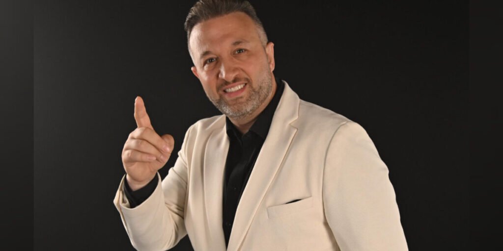 رياض العمر يشوّق جمهوره لعمل غنائي جديد.. هدية العيد تقترب