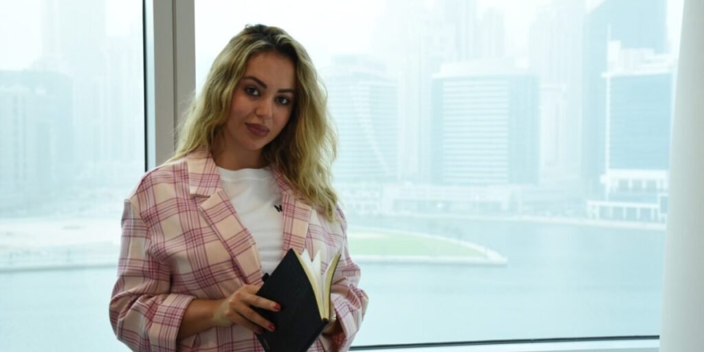 سيدة الأعمال أية حداد مؤثرة في عالم الموضة والأزياء والسفر