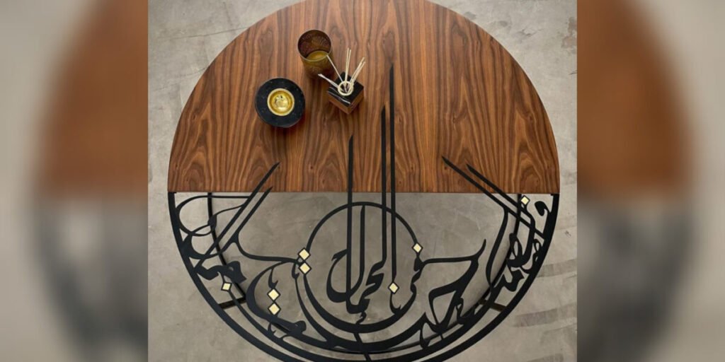 طاولة الخط العربي تحفة إبداعية من توقيع شركة Dania D Design