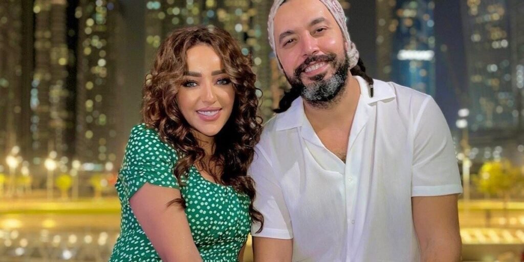 عبد الفتاح الجريني بإطلالة جديدة رفقة زوجته جميلة البدوي