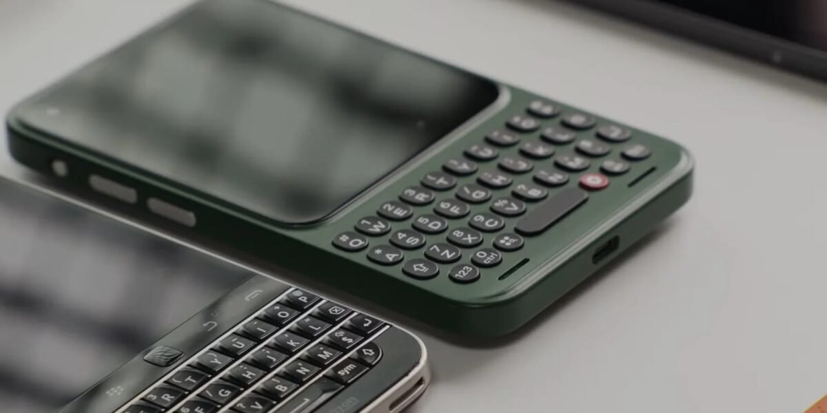 يجمع Click Communicator بين وظيفة Blackberry الكلاسيكية وشكل الهاتف الذكي الحديث