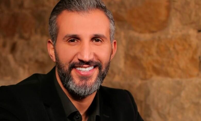 بعد نجاح أغنية ماجد المهندس وأغنية اليوم الوطني «يا إماراتي أيمن قميحة يغرد خارج المنافسة في «تعا خبيك» لرحمة رياض