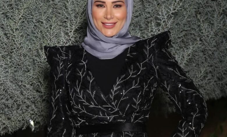 خبيرة التاتو اللبنانية هدى داغر تخطف الأنظار ببدلة عصرية