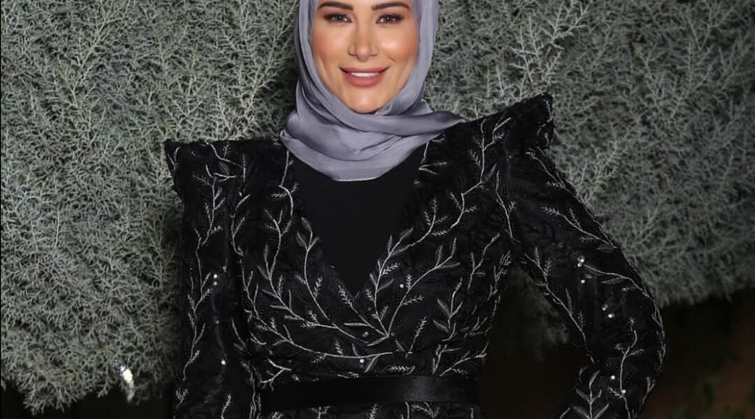 صورة مميزة: خبيرة التاتو اللبنانية هدى داغر تخطف الأنظار ببدلة عصرية