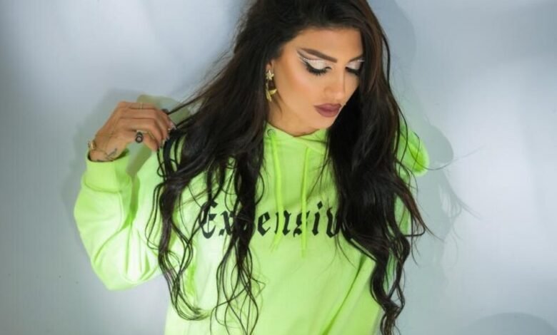من هي ميرا؟ الفنانة متعددة المواهب التي تخطف الأضواء